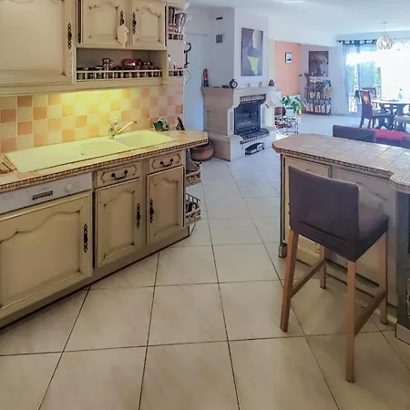 2 Bedroom Stunning In Ferienhaus Abeilhan